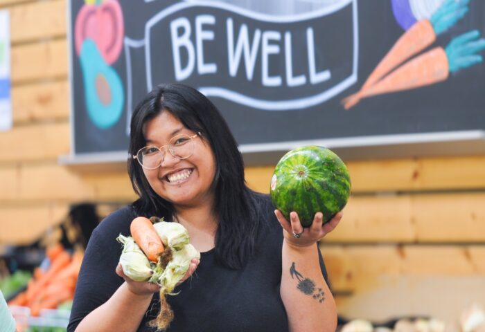 Community member at ICA food shelf.