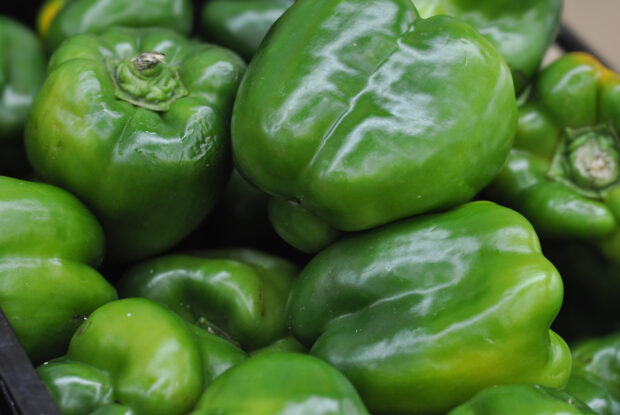 Close up picture of bell peppers at food shelves.