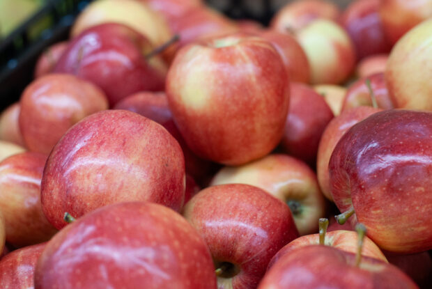 Close up picture of apples at a food shelf.